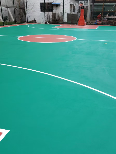 托克托 球场长期使用易出现地面开裂